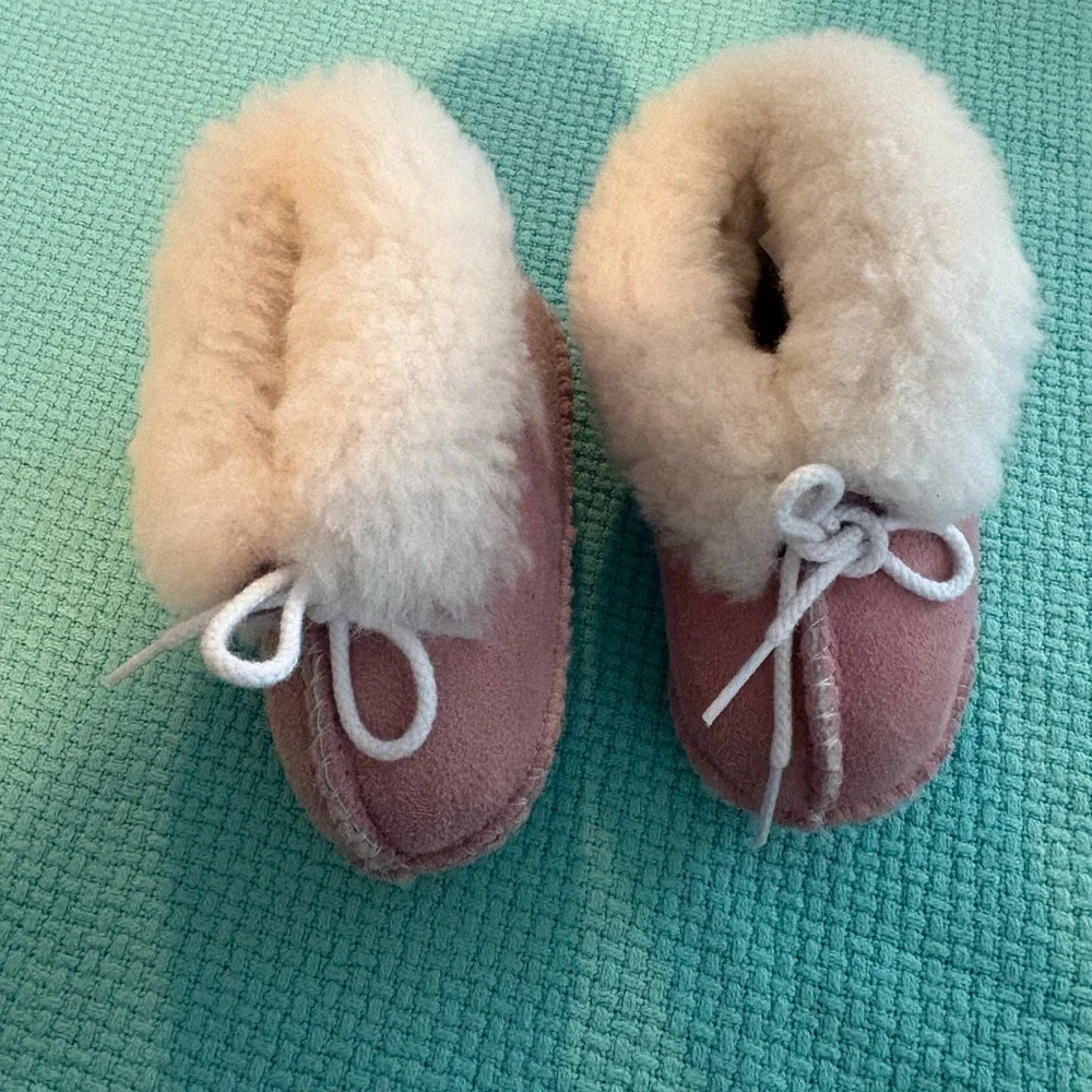 MINNETONKA size 3 suede leather soft pink baby moccasins EUC like new